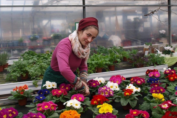 Ramona Vogler unsere Gärtnerin findet die Pflanzen zu Ihrer Idee.
